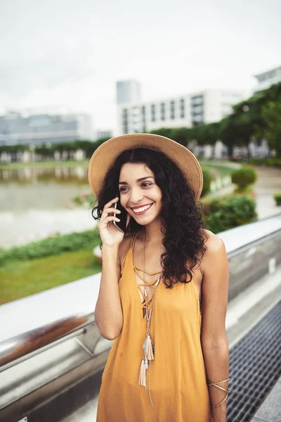 Красивая Молодая Женщина Разговаривает Телефону Идет Улицу — стоковое фото