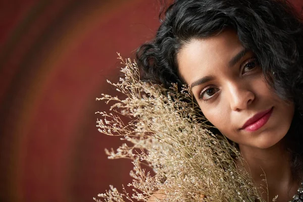 Rostro Hermosa Mujer Latina Con Flores Silvestres — Foto de Stock