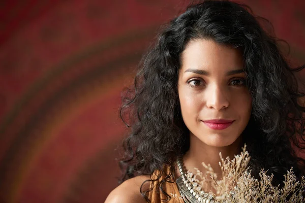 Ansikte Unga Latin Kvinnan Ler Mot Kameran — Stockfoto