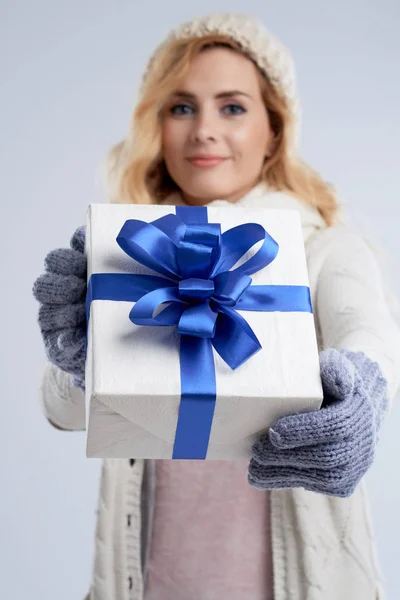 Mujer Joven Sonriente Que Regalo Año Nuevo —  Fotos de Stock