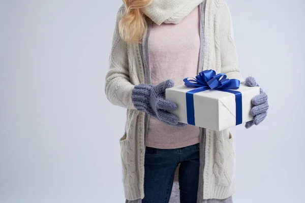 Bijgesneden Afbeelding Van Vrouw Met Nieuwjaar Aanwezig — Stockfoto