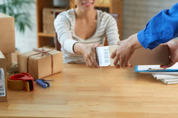 Mãos Carteiro Dando Pacote Para Jovem Mulher Sorridente — Fotografia de Stock