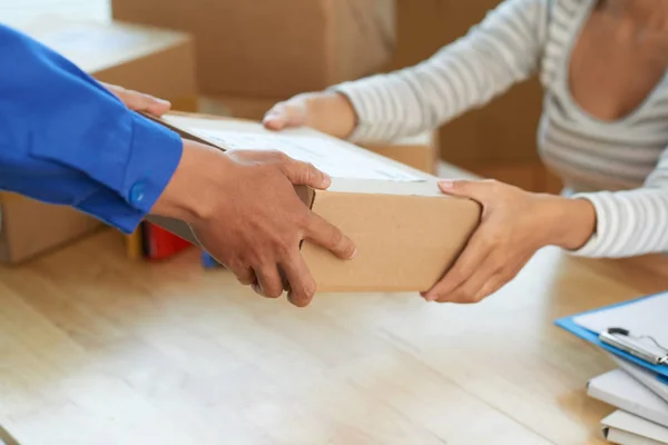 Hände Einer Frau Erhalten Schachtel Von Postangestellten — Stockfoto