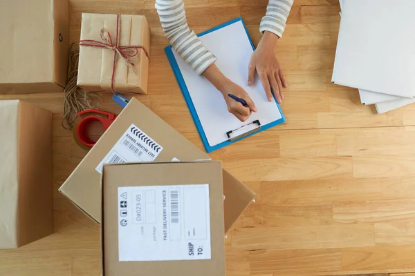 Handen Van Vrouw Maken Een Lijst Van Geschenken Die Stuurt — Stockfoto