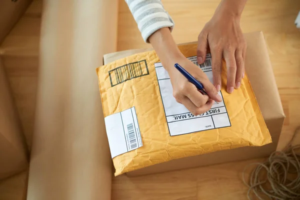 Händerna Kvinna Skriva Adress Första Klass Post Paket — Stockfoto