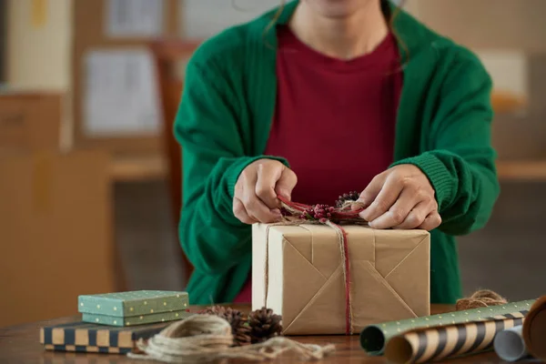 Обрезанное Изображение Женщины Украшающей Подарочную Коробку Рождество — стоковое фото