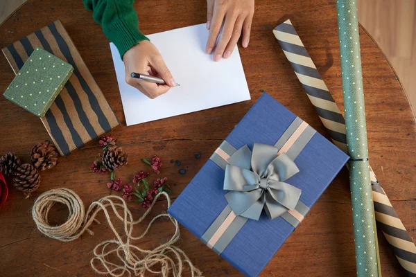 Woman Present Table Writing Greeting Card View — Stock Photo, Image