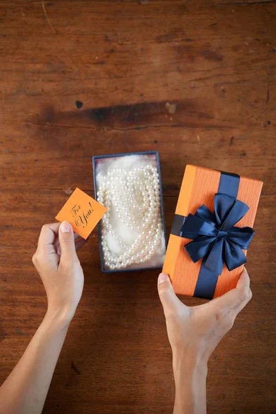 Hände Der Frau Öffnen Geschenkbox Mit Perlenkette Innen — Stockfoto