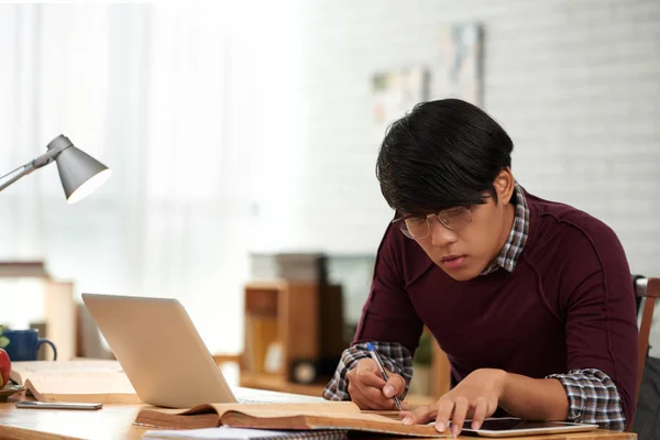 Estudante Universitário Asiático Inteligente Trabalhando Sua Pesquisa Casa — Fotografia de Stock