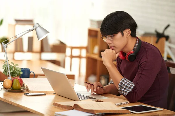 Студент Університету Pensive Читає Щось Екрані Ноутбука — стокове фото
