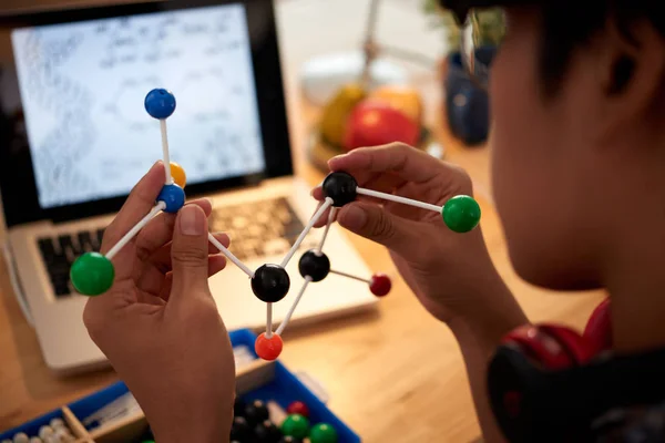 Immagine Ravvicinata Del Modello Elemento Chimico Nelle Mani Dello Studente — Foto Stock