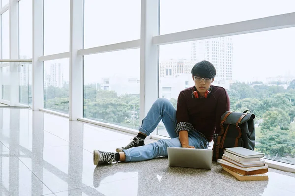 Vietnamský Univerzitní Student Pracuje Notebooku Sedí Podlaze — Stock fotografie