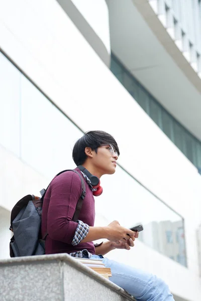 Estudante Sentado Livre Com Smartphone Suas Mãos — Fotografia de Stock