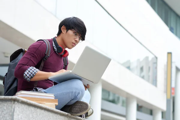 Asiatische College Studentin Arbeitet Laptop Wenn Sie Draußen Sitzt — Stockfoto