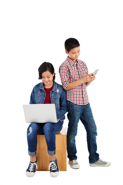 Ασίας Παιδιά Που Χρησιμοποιούν Φορητό Υπολογιστή Και Κινητό Στο Studio — Φωτογραφία Αρχείου