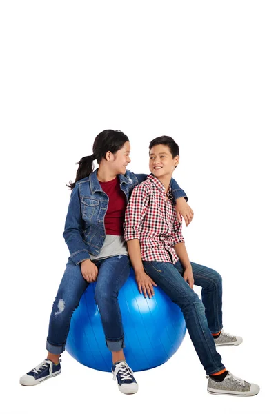 Fitness Topu Üzerinde Oturan Birbirine Bakarak Neşeli Asyalı Çocuklar — Stok fotoğraf