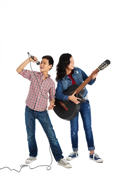 Niño Cantando Micrófono Hermana Está Tocando Guitarra — Foto de Stock