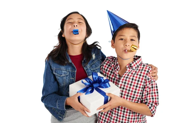 Retrato Gemelos Mestizos Celebrando Cumpleaños Pie Con Caja Regalo —  Fotos de Stock