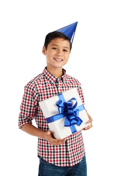微笑的少年男孩的画像与礼物箱子在他的手 — 图库照片
