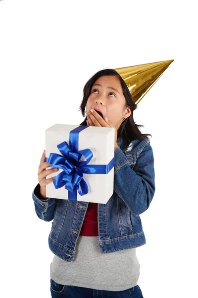 Chica Sorprendida Con Caja Regalo Mirando Hacia Arriba Cubriéndose Boca — Foto de Stock