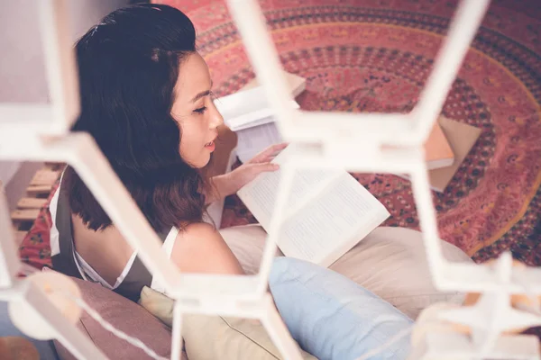 Vrouwelijke Student Lezen Van Een Boek Thuis Uitzicht Uit Het — Stockfoto