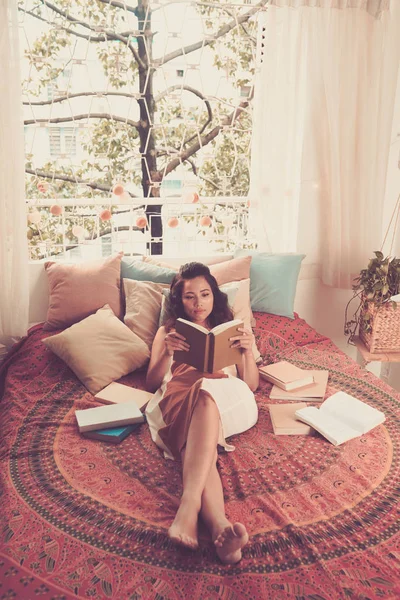 Joven Mujer Asiática Acostada Cama Disfrutando Buen Libro — Foto de Stock