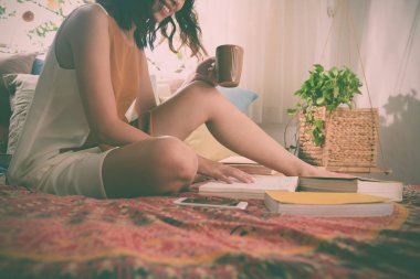 Çay içme ve kitap okuma gülümseyen kadın Resim kırpılmış