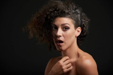 Kıvırcık saçlı şok kadın portresi