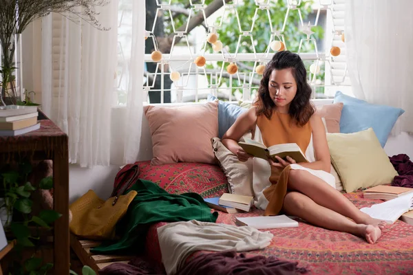 Mooie Aziatische Jonge Vrouw Zittend Bed Het Lezen Van Een — Stockfoto