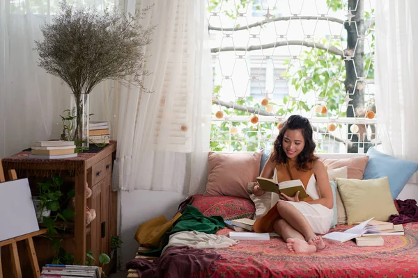 Joven Vietnamita Descansando Habitación Con Buen Libro — Foto de Stock