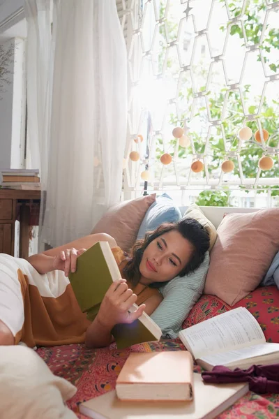 Mujer Joven Bonita Acostada Cama Con Muchos Libros Alrededor —  Fotos de Stock