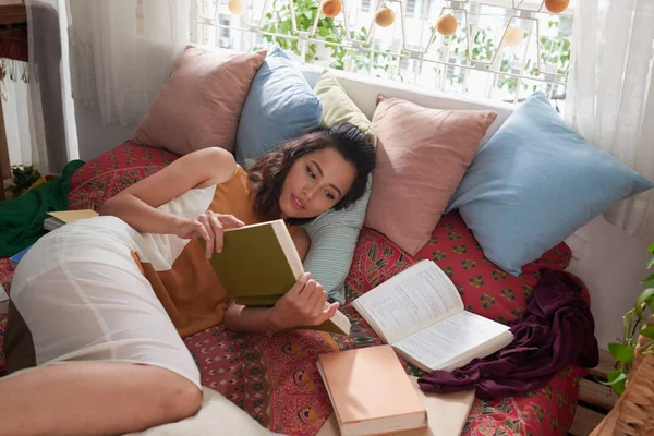 Ganska Vietnamesiska Kvinna Ligger Sängen Och Läsa Bok — Stockfoto