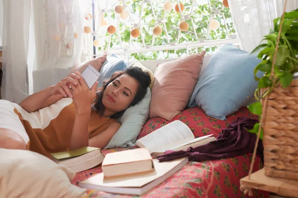 Mahasiswa Universitas Memeriksa Smartphone Dan Berbaring Tempat Tidur Dengan Buku — Stok Foto