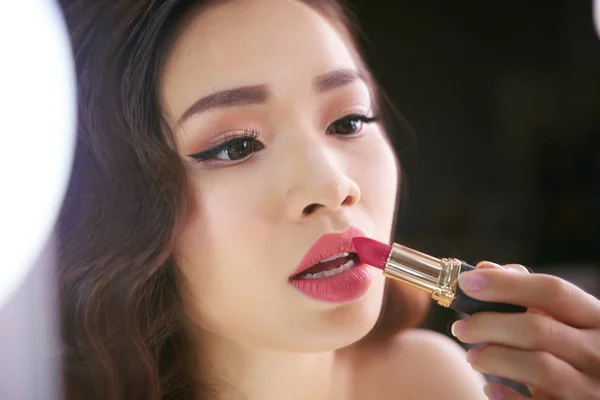 Face Attractive Vietnamese Woman Applying Lipstick Front Mirror — Stock Photo, Image