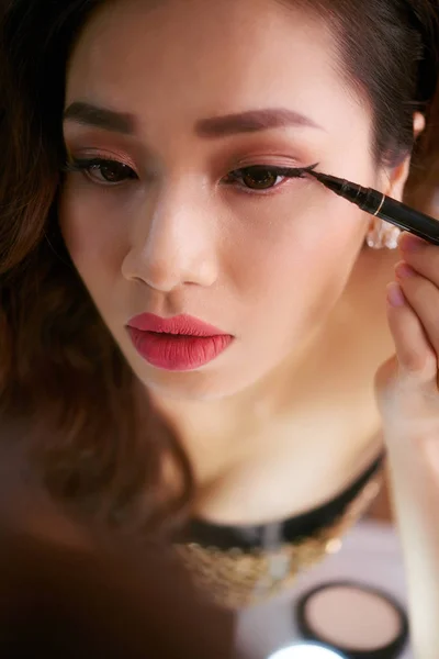 Face Asian Young Woman Applying Black Eyeliner — Stock Photo, Image