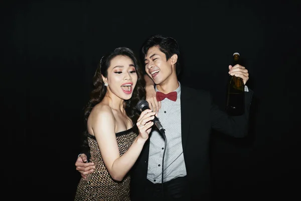 Vackra Vietnamesiska Ungt Par Sjunga Karaoke — Stockfoto