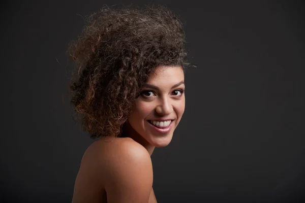 Retrato Una Atractiva Joven Sonriente Con Pelo Corto Rizado —  Fotos de Stock