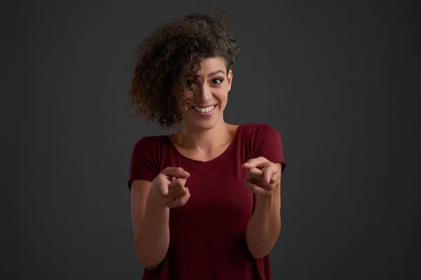 Bordo Tişört Sana Işaret Içinde Genç Kadın Gülüyor — Stok fotoğraf