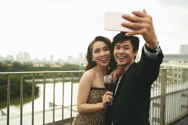 Fête Joyeuse Invités Prenant Selfie Sur Balcon — Photo