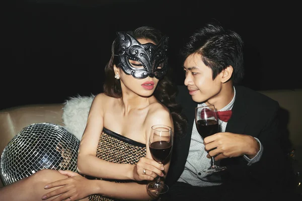 Vietnamita Giovane Uomo Flirtare Con Bella Donna Maschera Alla Festa — Foto Stock