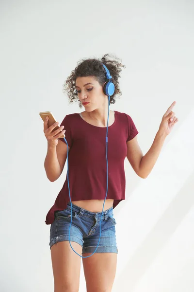 Mooie Jonge Vrouw Hoofdtelefoons Dansen Muziek — Stockfoto