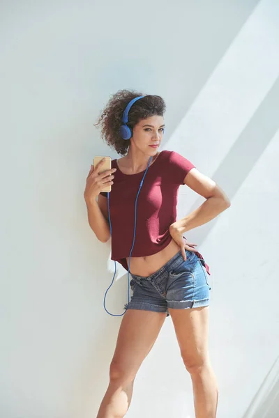 Mooie Vrouw Luisteren Naar Muziek Haar Smartphone — Stockfoto