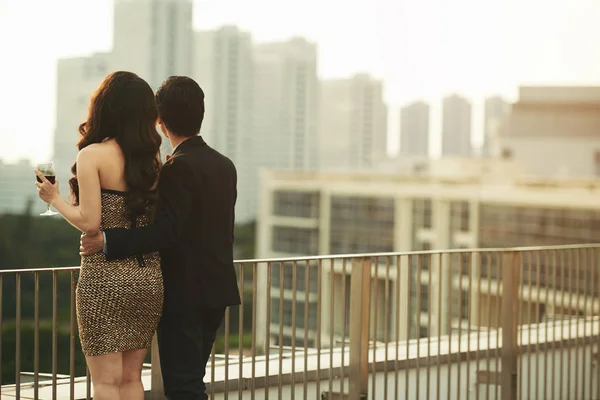 Achteraanzicht Van Knuffelen Paar Kijken Naar Stad Vanaf Het Balkon — Stockfoto