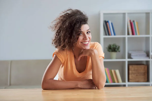 Hermosa Joven Con Pelo Rizado Sentado Mesa —  Fotos de Stock