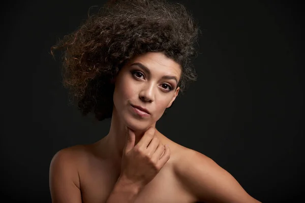 Porträt Einer Attraktiven Lockigen Frau Die Ihr Gesicht Berührt — Stockfoto