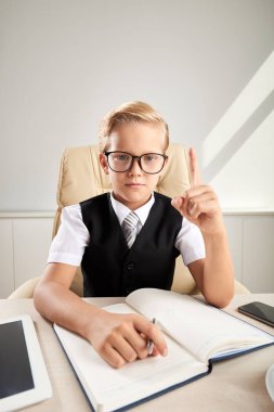 Parmak işaret için iş, fikir sahip gülmeyen okul çocuk