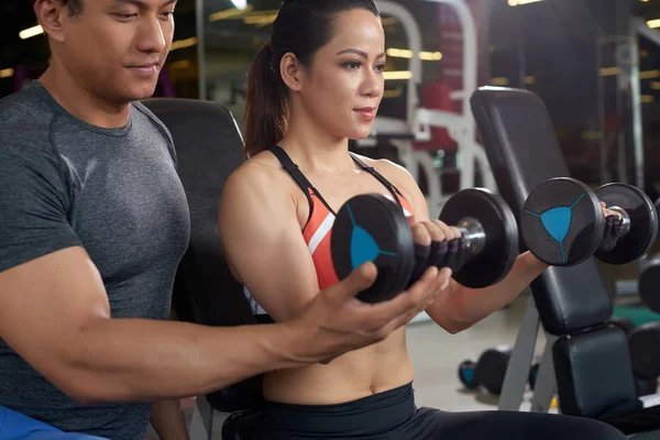 Jovem Vietnamita Fitness Trainer Controlando Exercitar Jovem Mulher — Fotografia de Stock