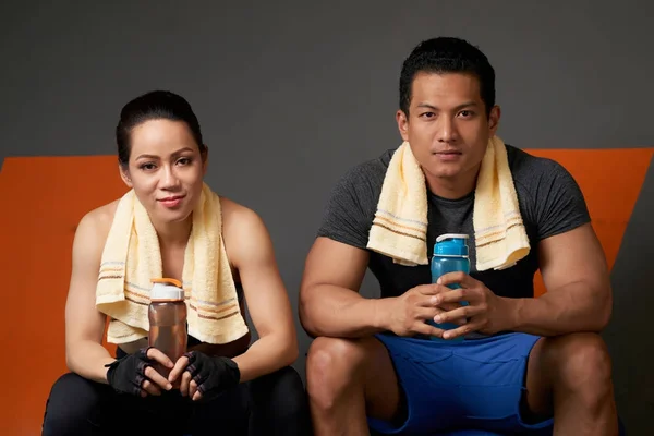 Pareja Joven Vietnamita Descansando Bebiendo Agua Después Entrenar Gimnasio —  Fotos de Stock