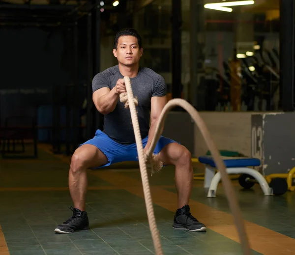 Fuerte Atleta Vietnamita Ejerciendo Gimnasio Con Cuerdas Batalla —  Fotos de Stock