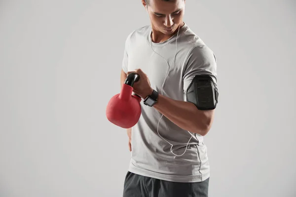 Asain Jovem Desportista Fazendo Exercício Bíceps Com Kettlebell — Fotografia de Stock